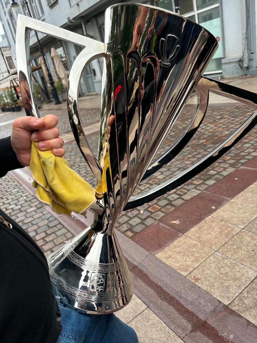 Scandal la Craiova înaintea „finalei” la titlu » Liderul galeriei de la FCU susține că a furat trofeul » Superliga a replicat imediat: „Stați liniștiți!”