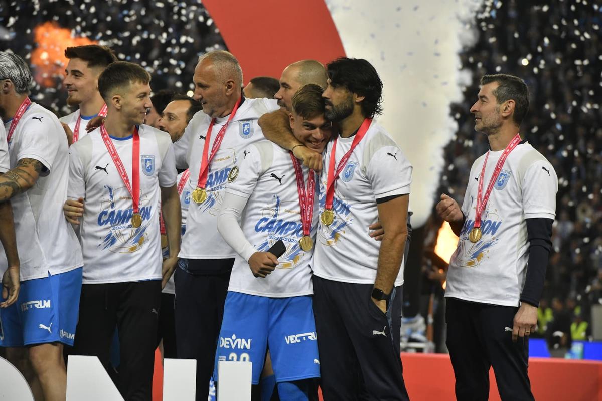Universitatea Craiova, imagini cu trofeul