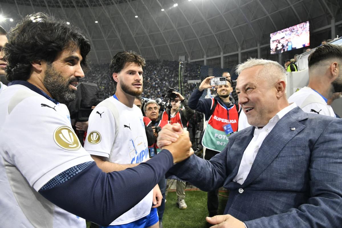 Universitatea Craiova, imagini cu trofeul