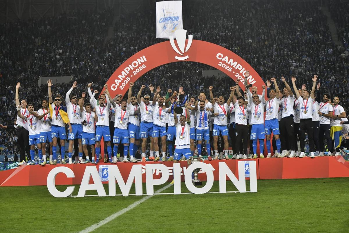 Universitatea Craiova, imagini cu trofeul