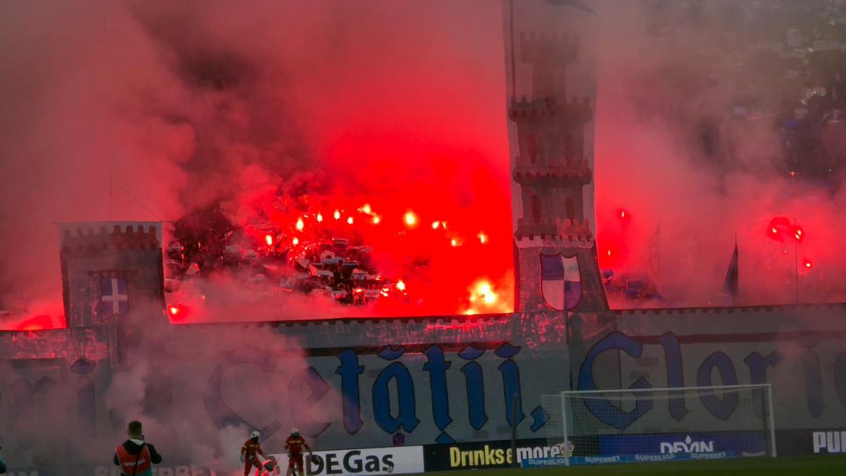 Oltenii au aprins peluza la meciul de titlu din Bănie! Demersul organizatorilor, imediat după golul de 2-0