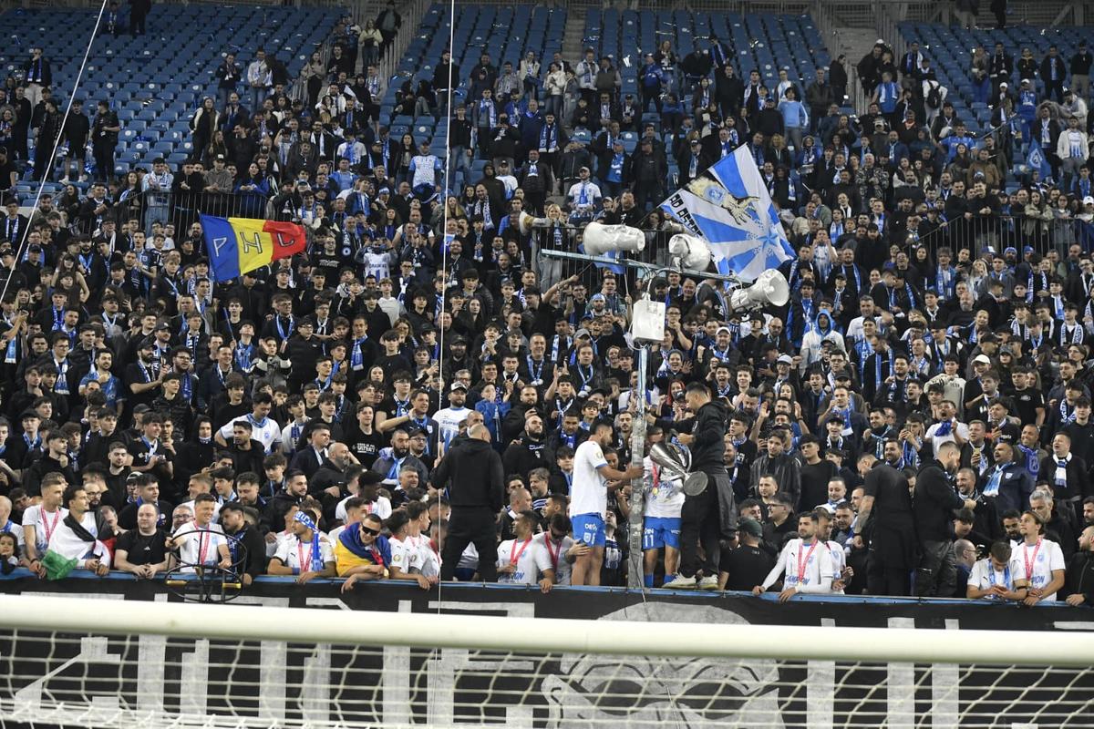 Universitatea Craiova, imagini cu trofeul