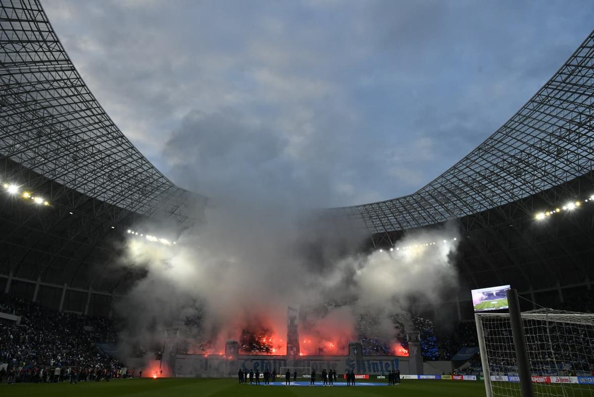 Oltenii au aprins peluza la meciul de titlu din Bănie! Demersul organizatorilor, imediat după golul de 2-0