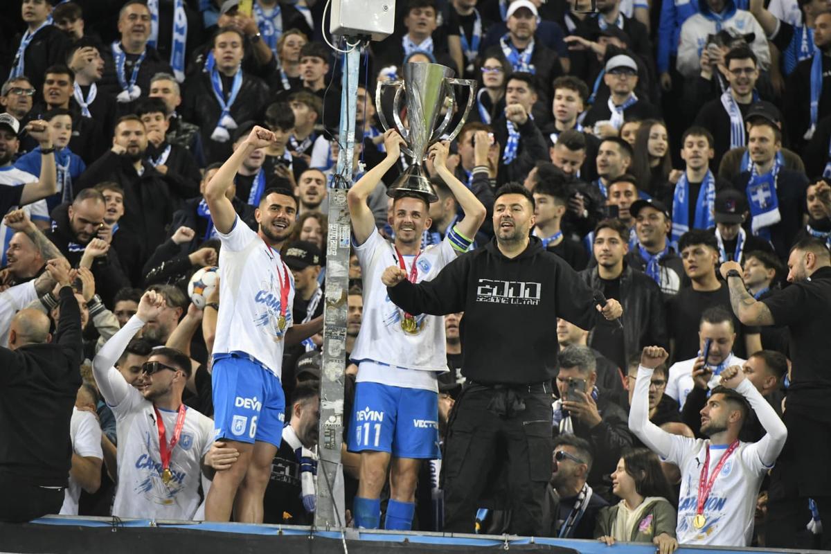 Universitatea Craiova, imagini cu trofeul