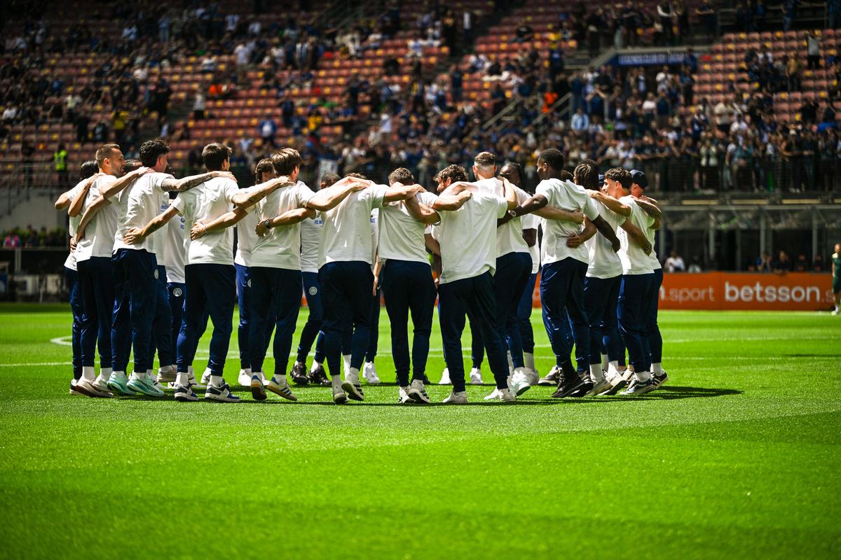 Inter s-a încurcat cu Verona, însă e sărbătoare la Milano » Cristi Chivu a primit trofeul pe San Siro