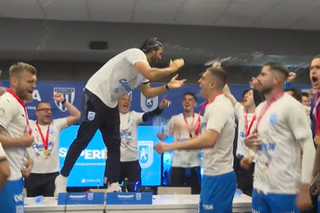 Coelho s-a urcat pe masă în conferință! Fotbaliștii au năvălit peste antrenor