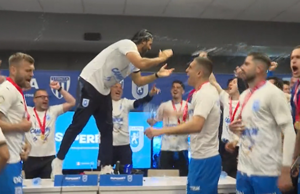 Coelho s-a urcat pe masă în conferință! Fotbaliștii au năvălit peste antrenor