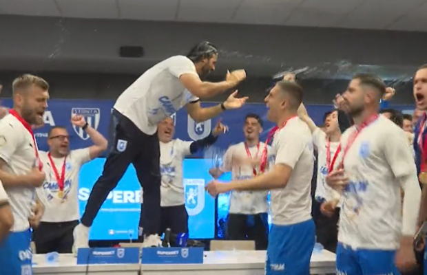Coelho s-a urcat pe masă în conferință! Fotbaliștii au năvălit peste antrenor
