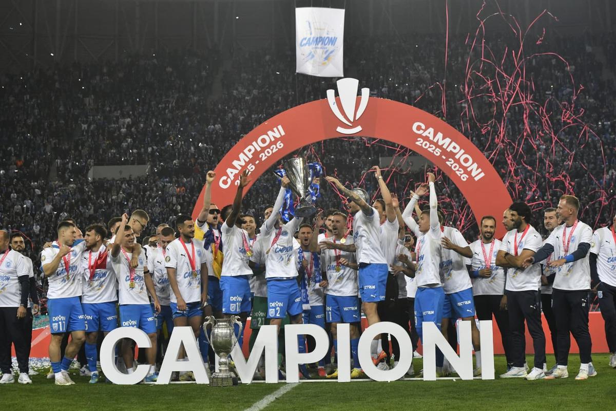 Universitatea Craiova, imagini cu trofeul