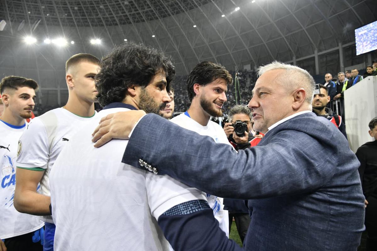 Universitatea Craiova, imagini cu trofeul