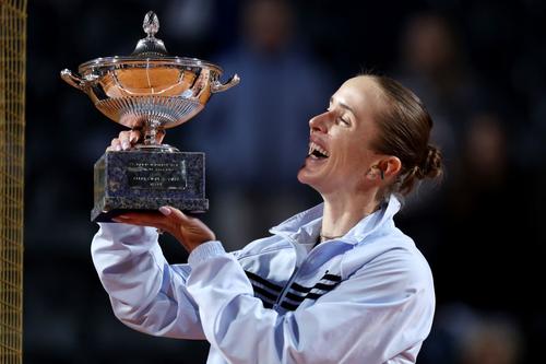 Elina Svitolina cu trofeul de la Roma Foto: Guliver/GettyImages