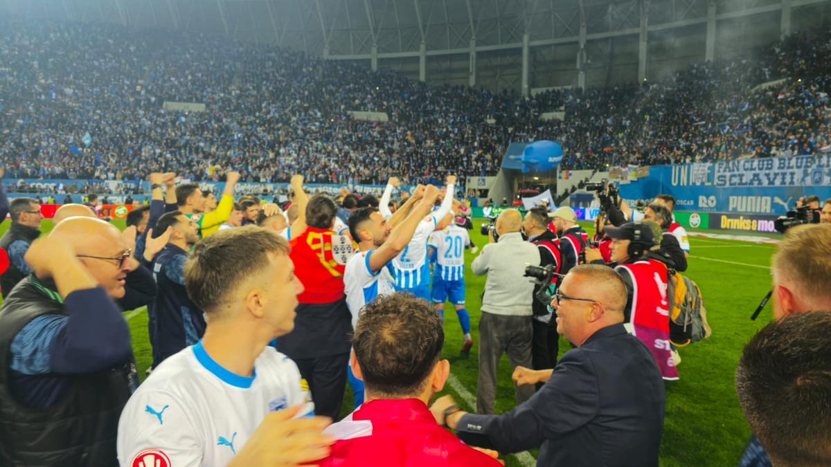 Petrecerea Craiovei s-a mutat pe malul lacului! Mihai Rotaru, scandări cot la cot cu jucătorii