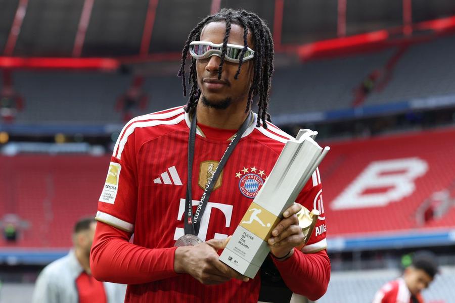 Michael Olise prezintă trofeul pentru cel mai bun jucător al sezonului în Bundesliga / Foto: GettyImages Bayern, recordul secolului XXI! » A întrecut-o pe Real Madrid