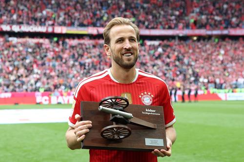Harry Kane, cu trofeul acordat golgheterului Bundesliga. A marcat 36 de goluri în 31 de partide jucate / Foto: GettyImages