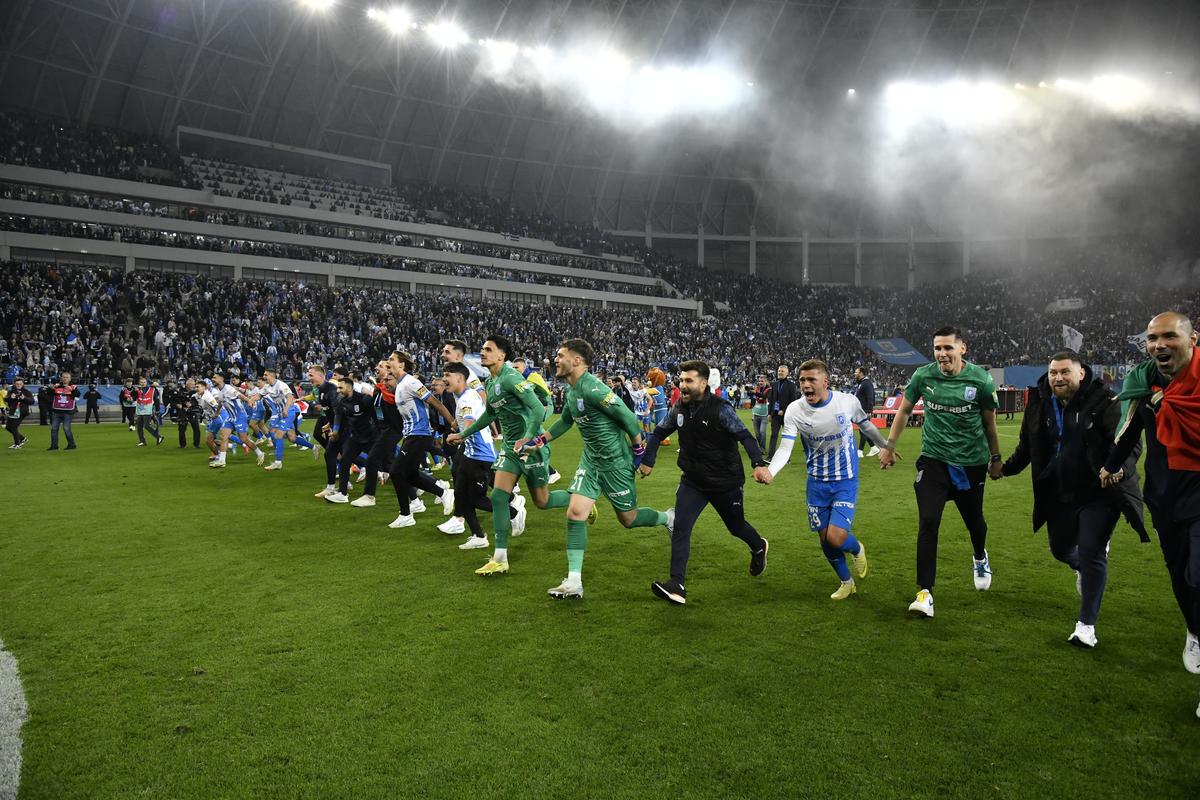 Petrecerea Craiovei s-a mutat pe malul lacului! Mihai Rotaru, scandări cot la cot cu jucătorii