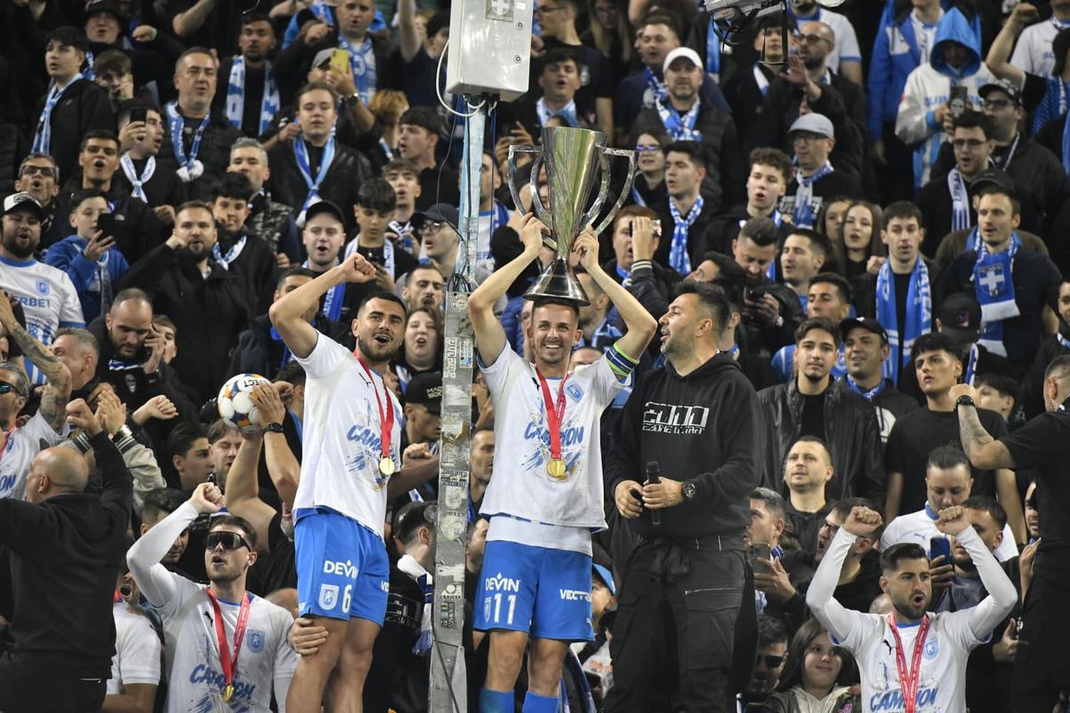 Universitatea Craiova, imagini cu trofeul