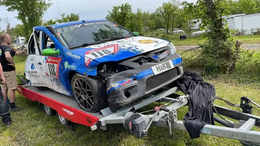 Dacia Logan duoă accidentul din 2023 Dacia Logan, în centrul atenției pe circuitul de la Nurburgring » Imagini de la cursa unde concurează și Max Verstappen