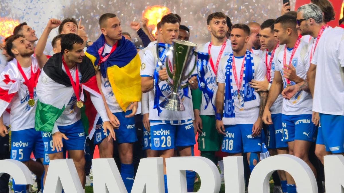 Universitatea Craiova, imagini cu trofeul