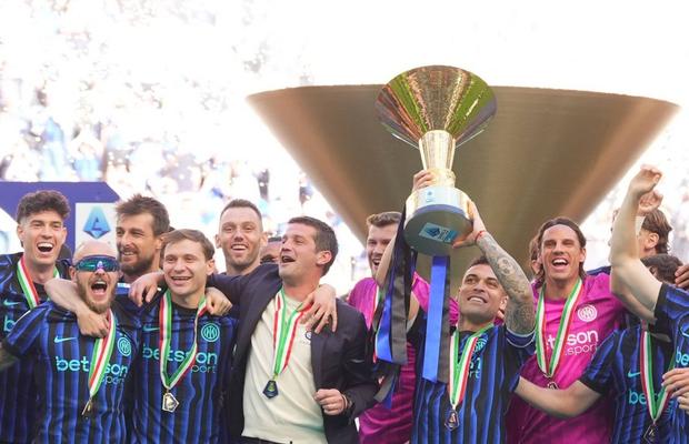 Inter s-a încurcat cu Verona, însă e sărbătoare la Milano » Cristi Chivu a primit trofeul pe San Siro