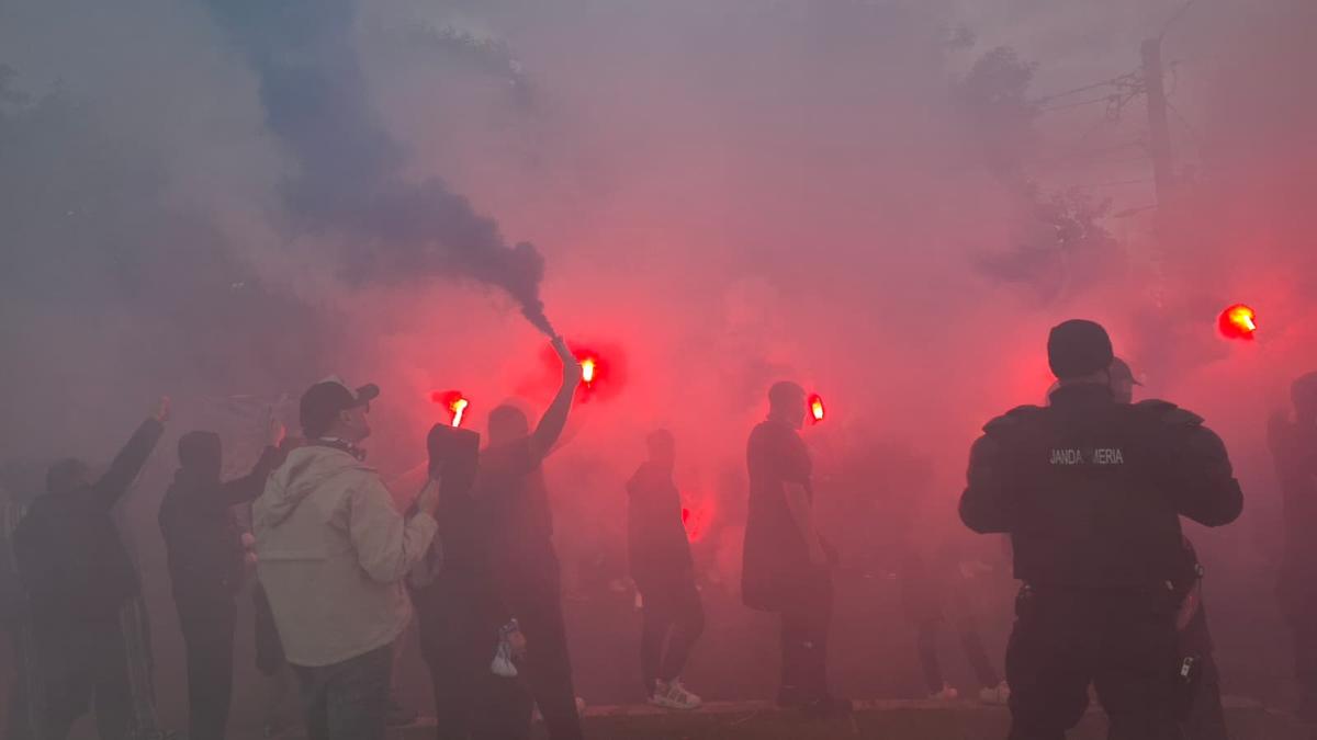 Chiar e atmosferă de titlu! Cum i-au așteptat ultrașii pe jucătorii Craiovei + clujenii, nevoiți să schimbe planul