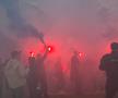 Chiar e atmosferă de titlu! Cum i-au așteptat ultrașii pe jucătorii Craiovei + clujenii, nevoiți să schimbe planul