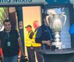 Chiar e atmosferă de titlu! Cum i-au așteptat ultrașii pe jucătorii Craiovei + clujenii, nevoiți să schimbe planul