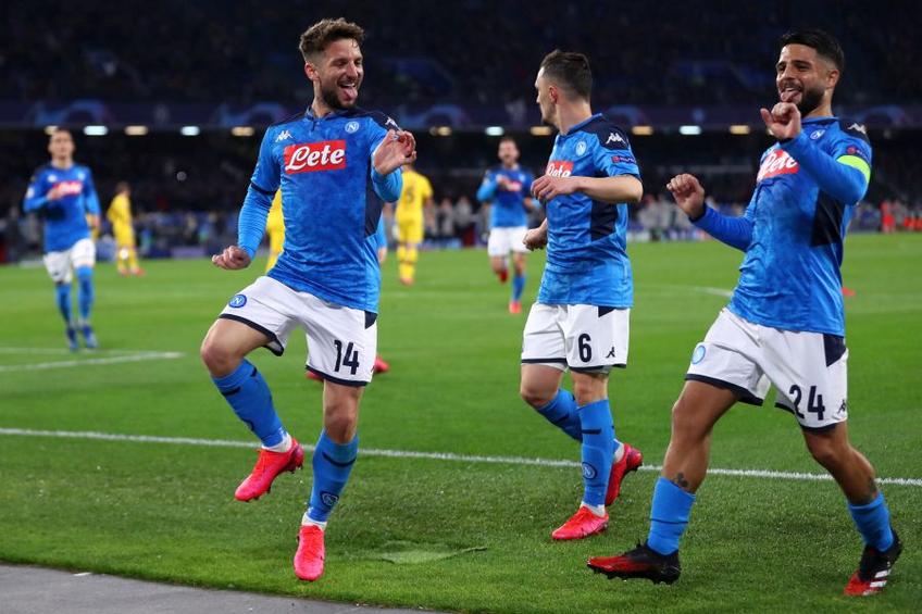Dries Mertens (stânga) i-a adus calificarea lui Napoli în finala Cupei Italiei