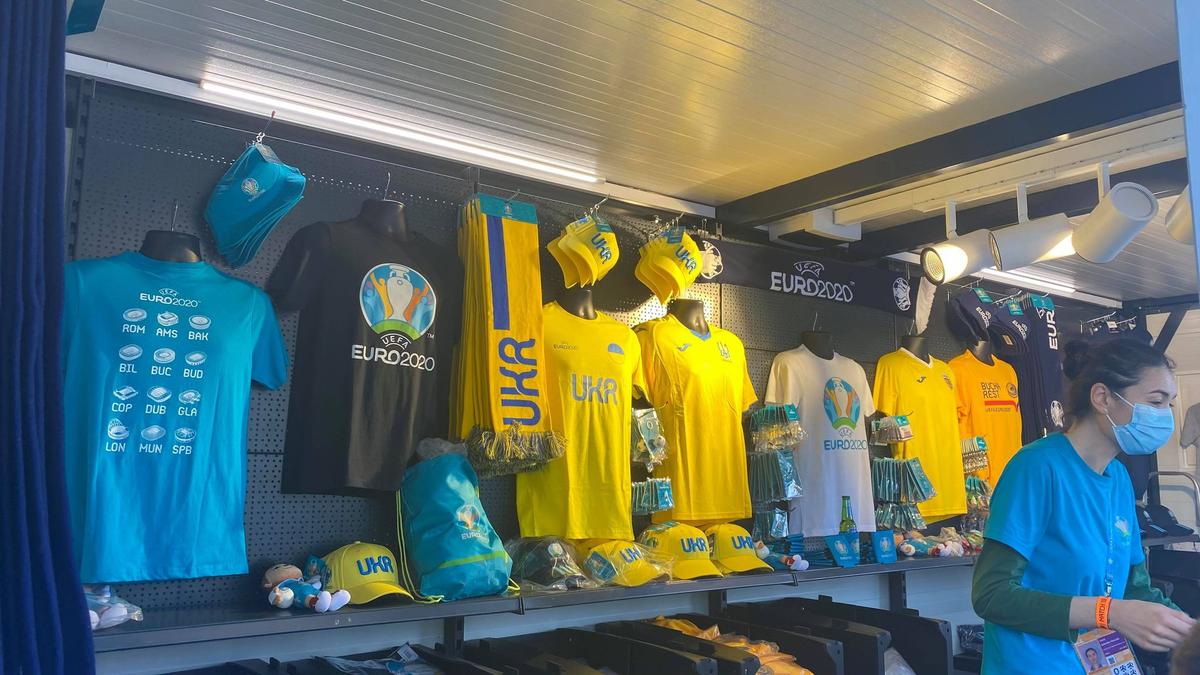 Poftiți la fan shop-ul Euro 2020 de la București! Cât costă o șapcă, un tricou sau un breloc