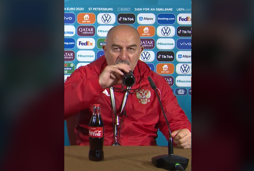 Stanislav Cherchesov, selecționerul Rusiei, a băut dintr-o sticlă de Coca-Cola la conferința de presă. Semn că nu toți participanții la Euro 2020 împărtășeșc opinia lui Cristiano Ronaldo despre băutura carbogazoasă.
