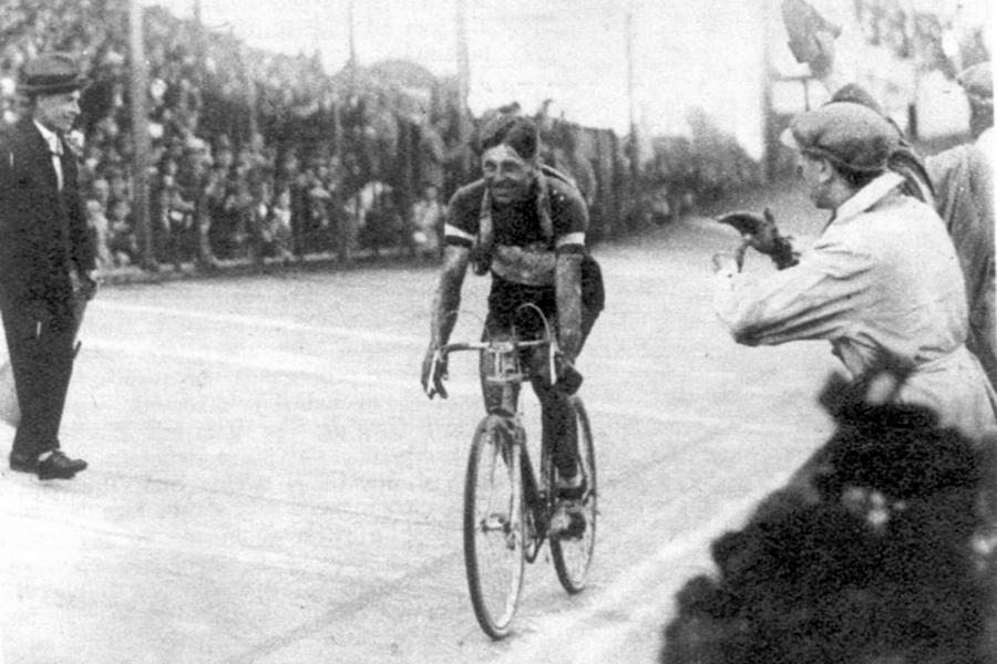 De cinci ori câștigător al faimoasei curse cicliste FOTO Imago L-au plătit ca să-și rupă lanțul!