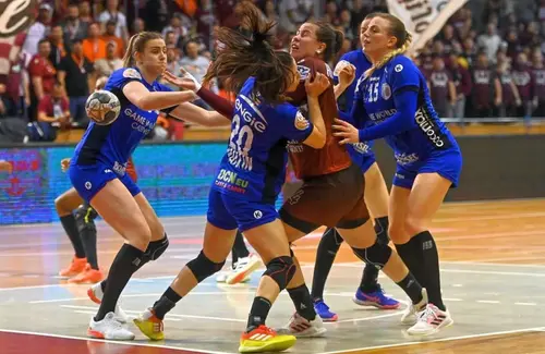 Constantin Din, președintele Federației de handbal, e nemulțumit de programul din startul sezonului. Rapid și CSM București, cele mai bune formații din „Liga Florilor”, se vor întâlni de două ori în decurs de câteva zile