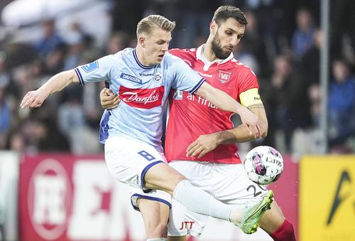 Denis Kolinger, în roșu, este o prezență masivă: 1,99 metri // foto: Imago Images