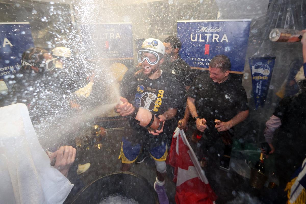 Dinastia Warriors! Golden State e din nou campioană NBA » Ridică trofeul chiar pe terenul lui Boston Celtics! Curry, MVP-ul finalei