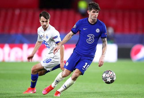 Fabio Vieira, în alb, lângă Pulisic // foto: Guliver/gettyimages