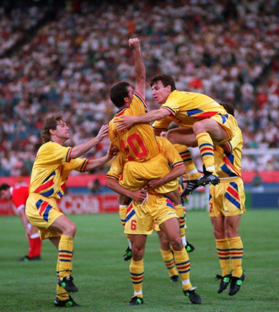 Gică Hagi celebrează golul de 1-1 marcat în partida de la Detroit. România avea să piardă cu 4-1 Omul care a condus Elveția la incredibilul 4-1 cu România de la World Cup ‘94: „Am și acum tricoul lui Hagi, ceva extraordinar pentru un biet jucător elvețian”
