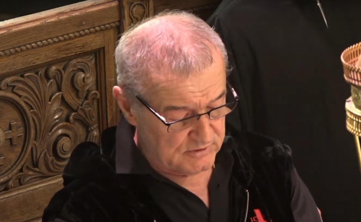 Gigi Becali cântă în Biserică