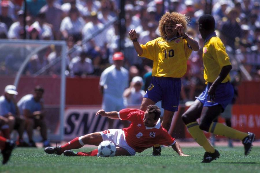 Tacklingul lui Bregy îl oprește pe columbianul Valderrama Omul care a condus Elveția la incredibilul 4-1 cu România de la World Cup ‘94: „Am și acum tricoul lui Hagi, ceva extraordinar pentru un biet jucător elvețian”