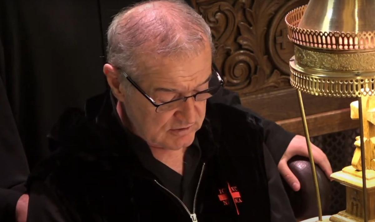 Gigi Becali cântă în Biserică