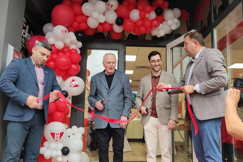 De la stânga, Claudiu Negru (președinte Suporter Club UTA), Flavius Domide, Charles de Vegvar și Sebastian Bulumac (vicepreședinte SCU)
