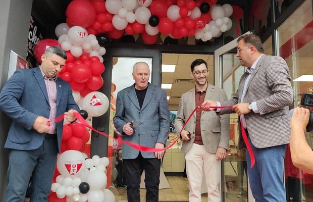Nepotul baronului Neuman, prezent la inaugurarea magazinului suporterilor de la UTA