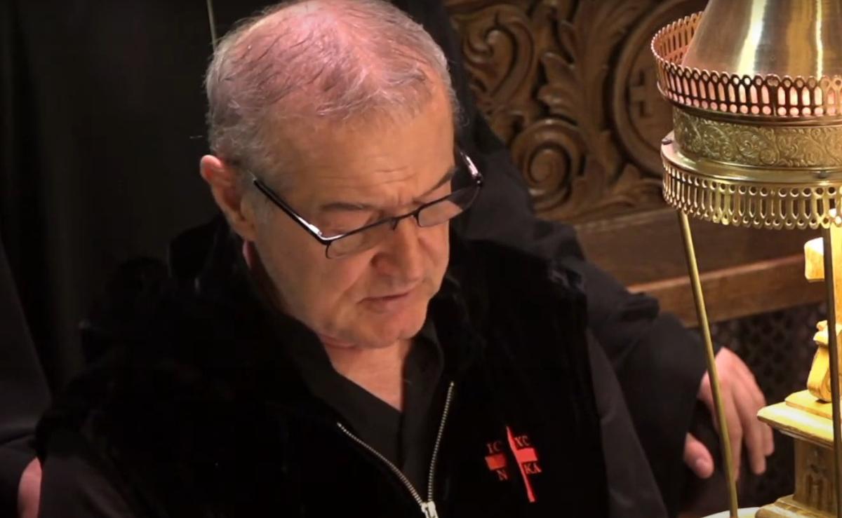 Gigi Becali cântă în Biserică