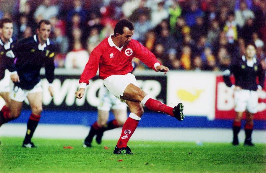 Bregy transformă un penalty în meciul cu Scoția din preliminariile Mondialului 94 Omul care a condus Elveția la incredibilul 4-1 cu România de la World Cup ‘94: „Am și acum tricoul lui Hagi, ceva extraordinar pentru un biet jucător elvețian”