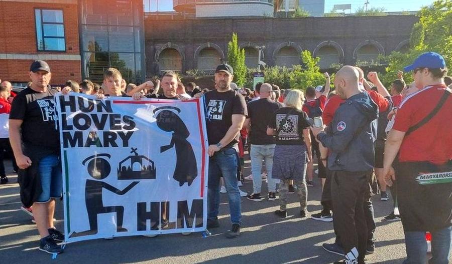 Banner-ul apare la fiecare meci al naționalei Ungariei / Sursă foto: Facebook Ultrașii maghiari, bannere provocatoare la meciul cu Muntenegru » Ce reprezintă mesajele. Unul se referă la România