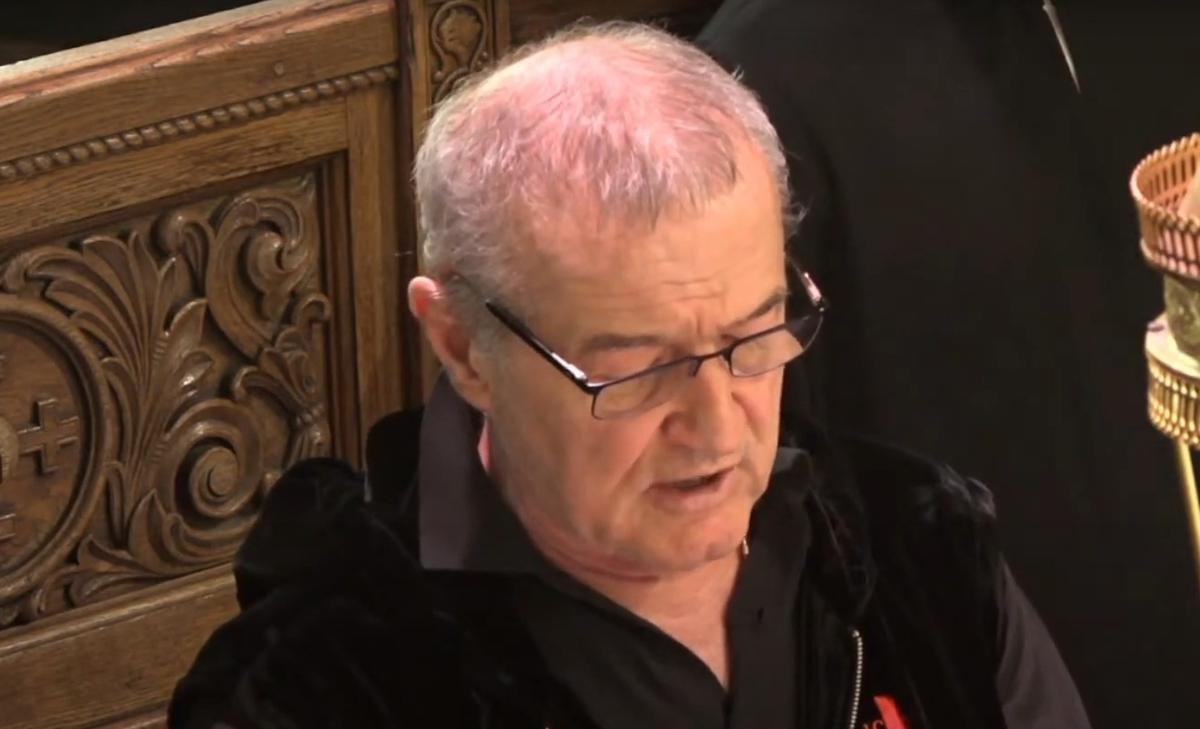 Gigi Becali cântă în Biserică