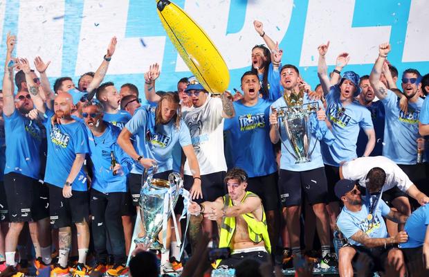Nu, nu e Grealish! Cine e starul lui Manchester City care a vomitat în geanta mamei unui coechipier, la petrecerea „cetățenilor”