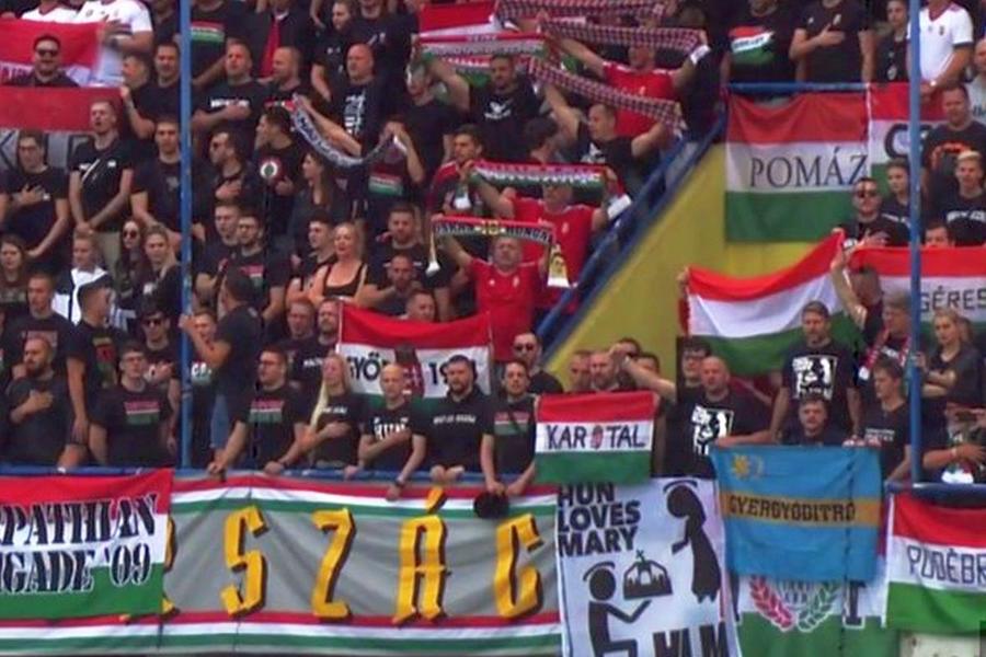 Cele două bannere afișate de maghiari / Sursă foto: Facebook@ULTRAS-TIFO.net Ultrașii maghiari, bannere provocatoare la meciul cu Muntenegru » Ce reprezintă mesajele. Unul se referă la România