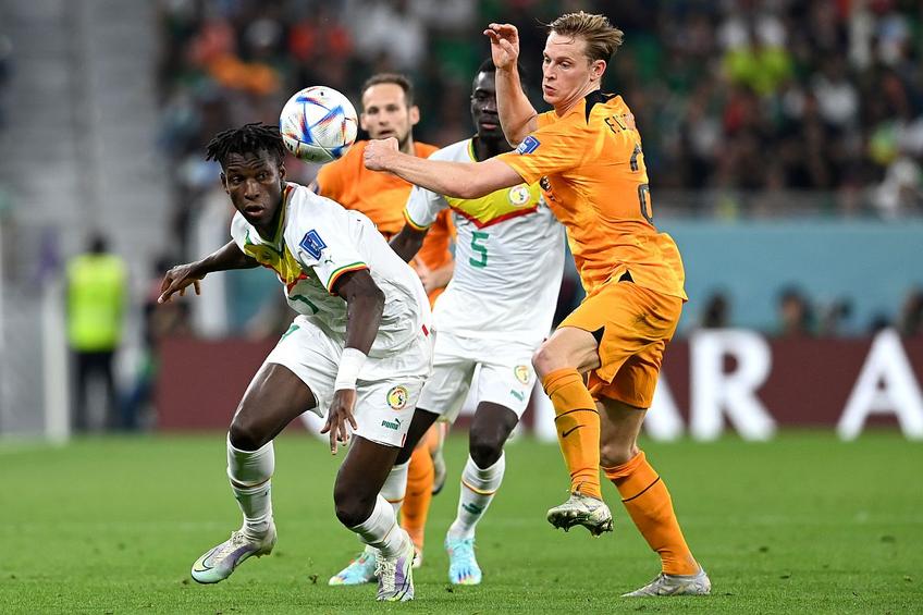 Nicolas Jackson, în stânga, în duel cu Frenkie de Jong la Campionatul Mondial din Qatar // foto: Guliver/gettyimages