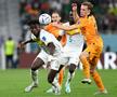 Nicolas Jackson, în stânga, în duel cu Frenkie de Jong la Campionatul Mondial din Qatar // foto: Guliver/gettyimages