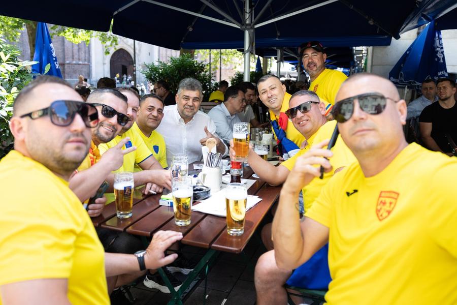 Ciolacu n-a ratat o baie de mulțime pe străzile din München Dan Negru nu s-a mai abținut: „Niște păcălici îmbrăcați în tricouri galbene!” » Detaliul care l-a scos din minți