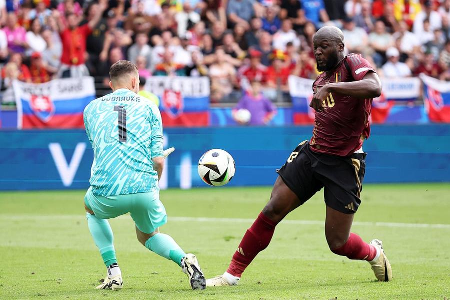 Dubravka a avut și noroc, cele două goluri ale lui Lukaku fiind anulate // foto: Guliver/gettyimages „Crazy result!” » Eroul Slovaciei, colosal în fața Belgiei, în dialog cu reporterii GSP despre România - Ucraina: „Am avut privilegiul să joc cu Stanciu”